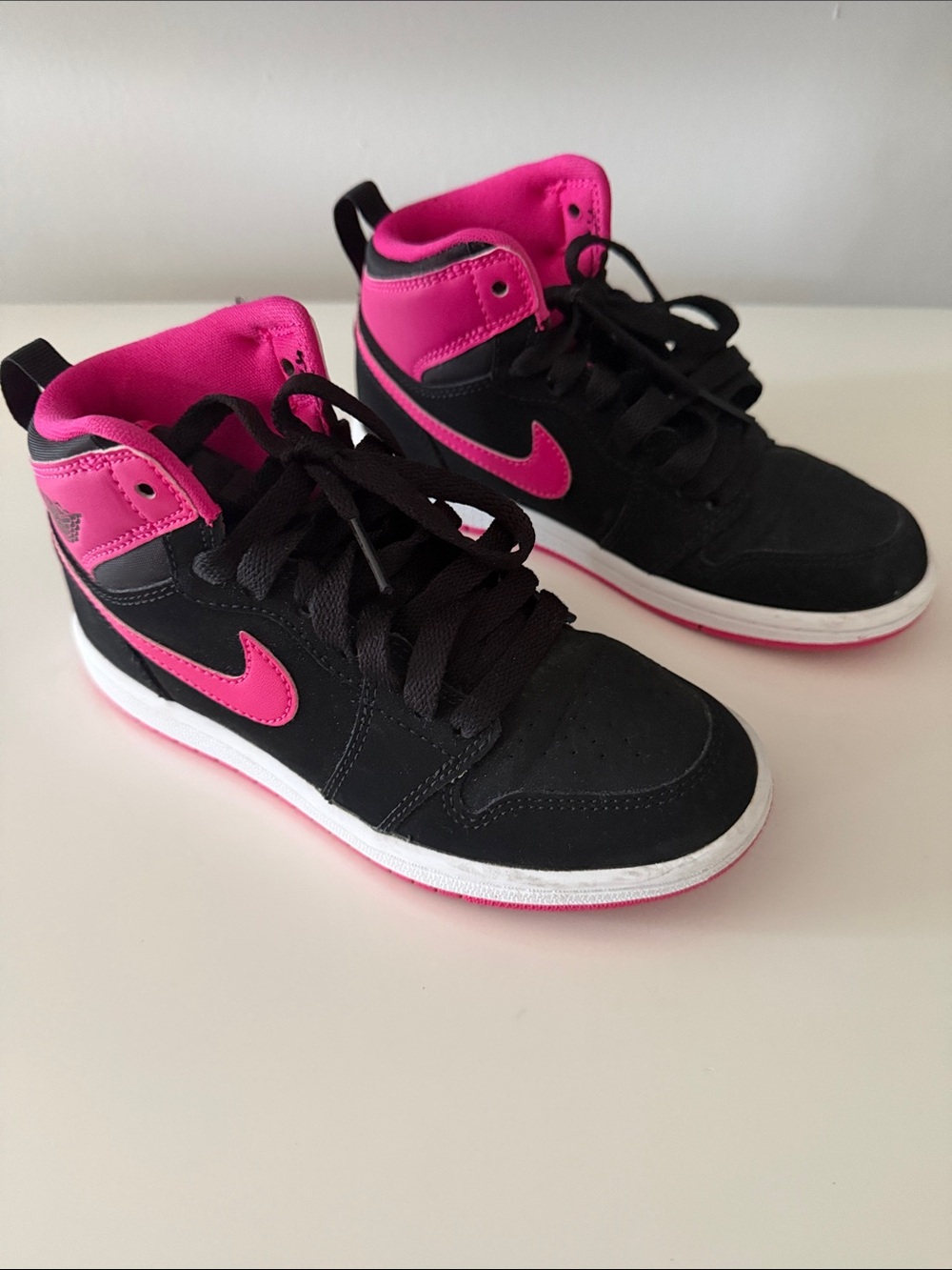Jordan 1 Retro High - Black and Vivid Pink